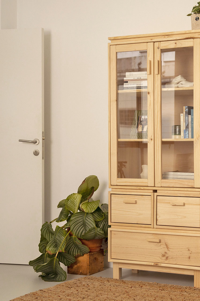 Imagen de ambiente 3 para:Vitrina de madera con cajones